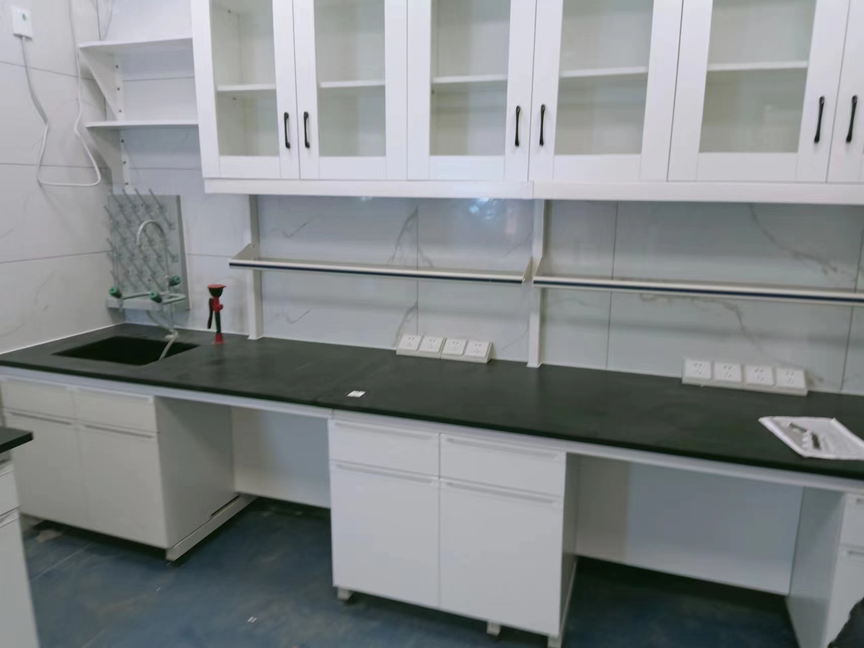 鋼木實驗臺帶吊柜灰白色 鋼木實驗臺帶吊柜